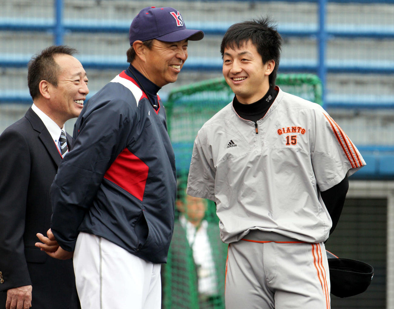 中大の先輩高木氏、ヤクルト小川監督（左）にあいさつする巨人沢村（2011年4月撮影）