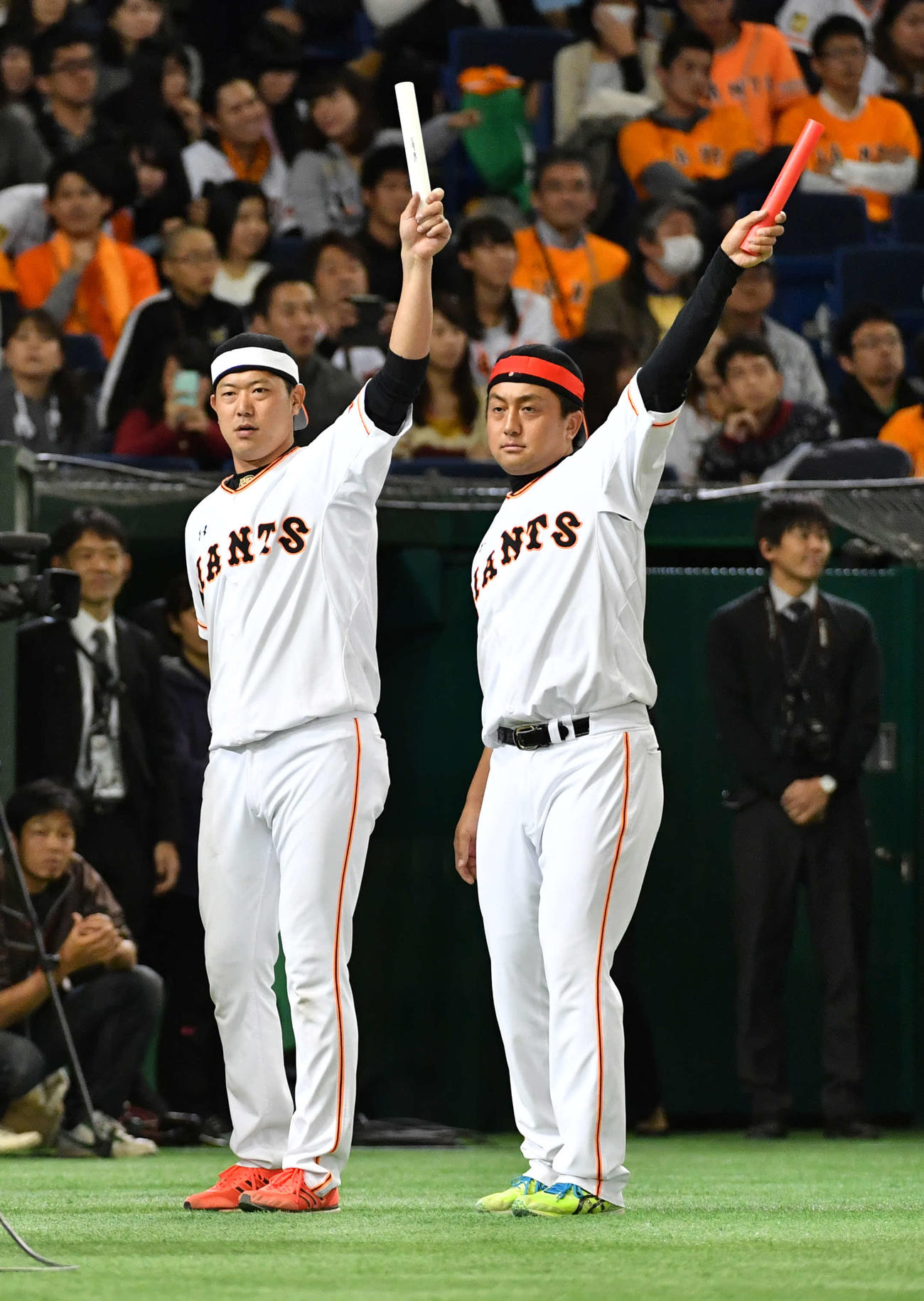 巨人ファン感謝デー　リレー競争前に侍ポーズを取る内海哲也（左）と沢村拓一（2016年11月撮影）