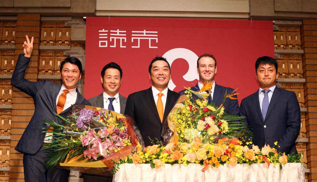 2019年9月、引退会見で巨人阿部（中央）はサプライズで登場した、左から巨人坂本勇、亀井、1人おいて、マシソン、沢村と笑顔で写真に納まる