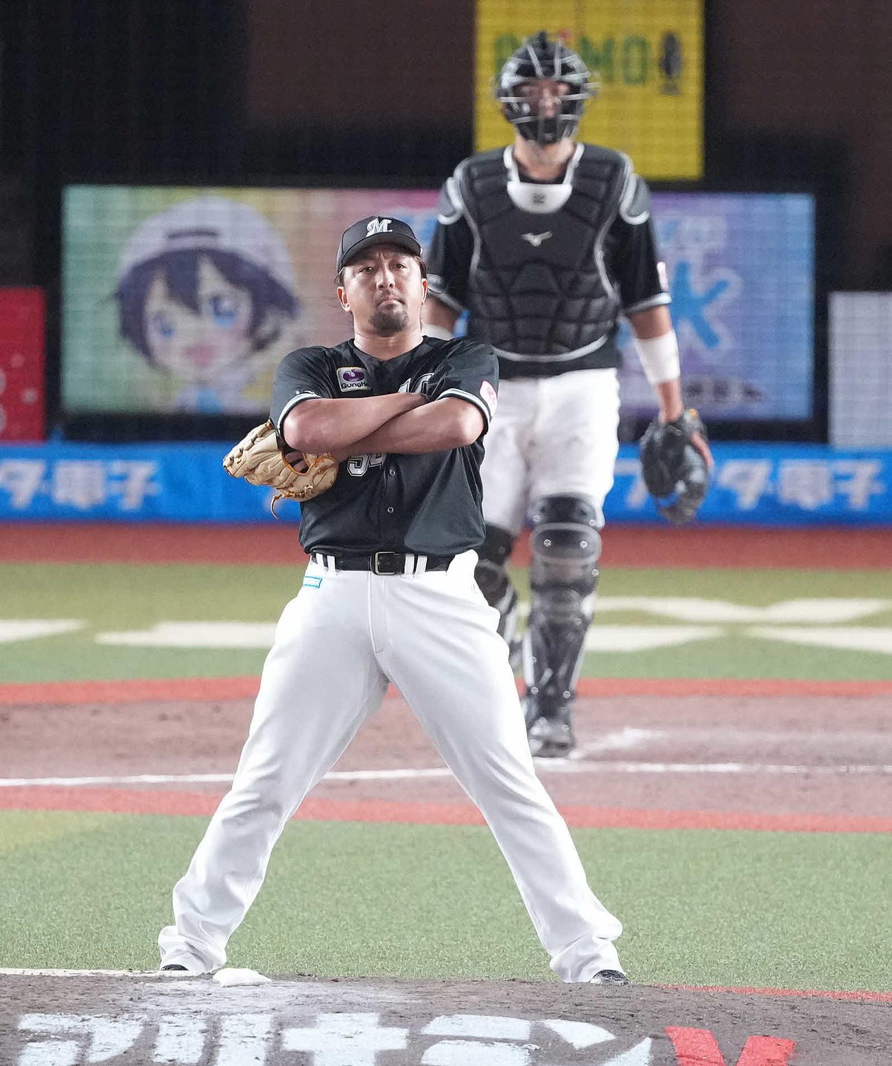 オリックス戦、9回表、マーウィン・ゴンザレスを中飛に仕留め腕を組むロッテ沢村拓一（2023年4月撮影）