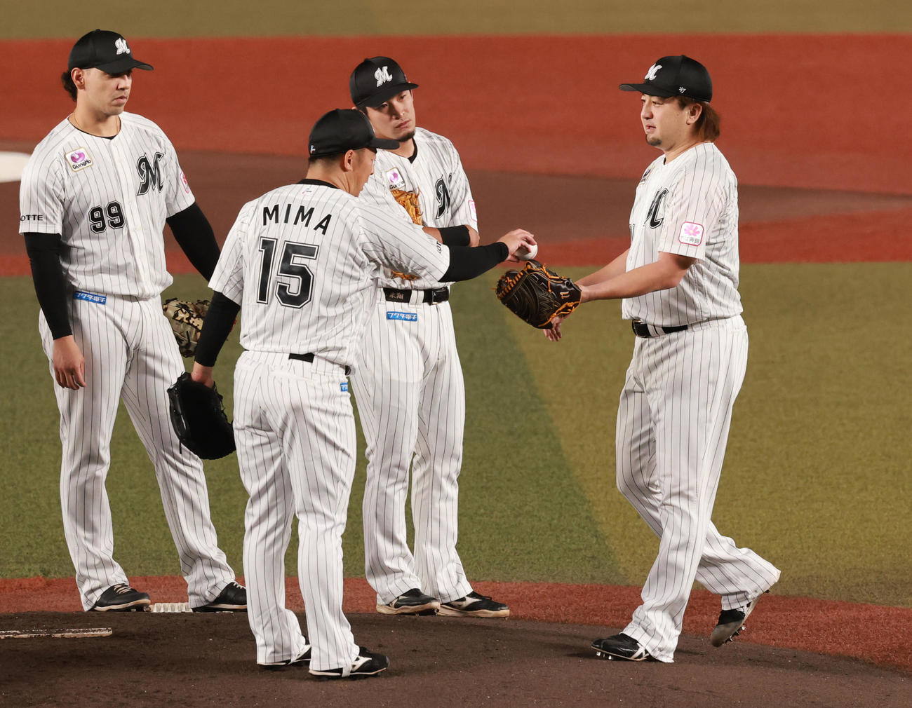 ロッテ対楽天　1回表楽天1死、引退試合で先発した美馬は、2番手沢村（右）にボールを渡す（撮影・野上伸悟）