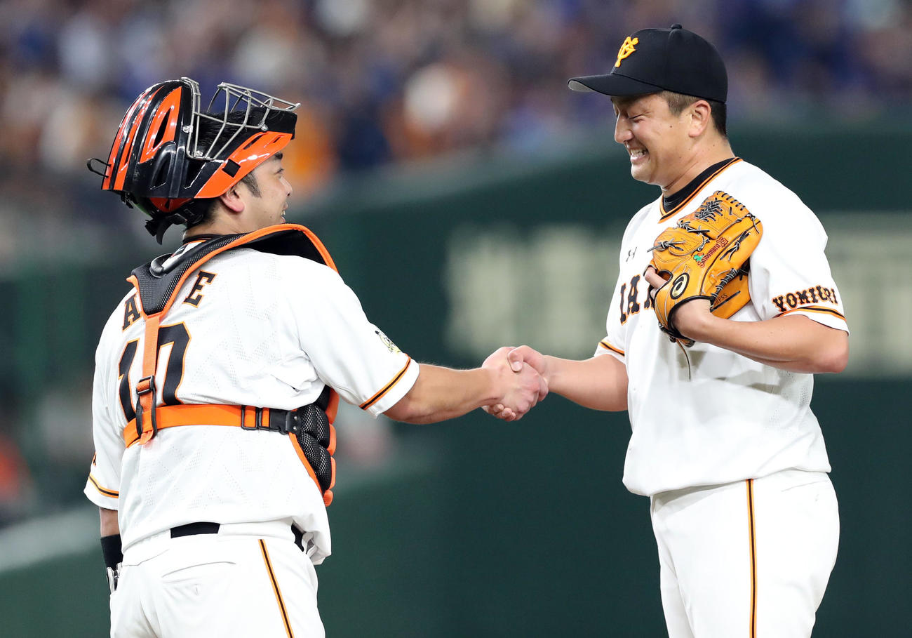 19年9月、巨人対DeNA 2回表DeNA無死、マウンドの巨人沢村（右）に歩み寄り右手を振り上げるもがっちり握手を交わす阿部