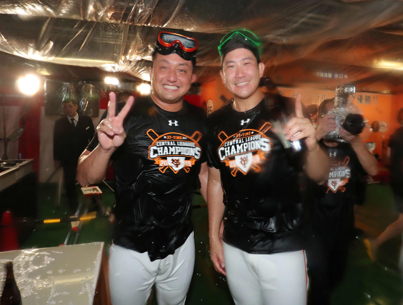 19年9月、リーグ優勝の祝勝会で記念撮影する巨人菅野（右）と沢村