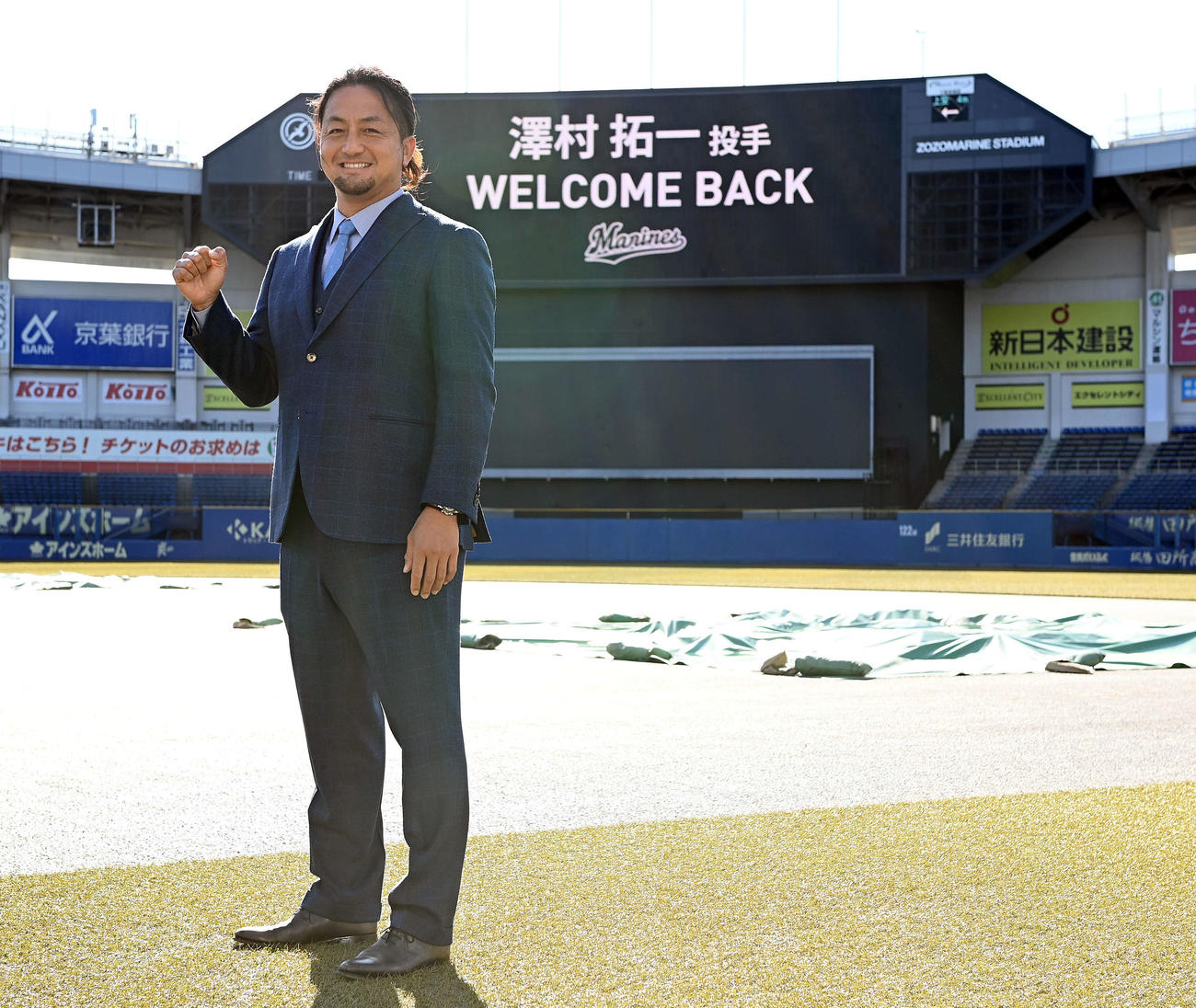 23年1月、ロッテ入団会見　「WELCOME BACK」のボードを背に笑顔でポーズを決める沢村