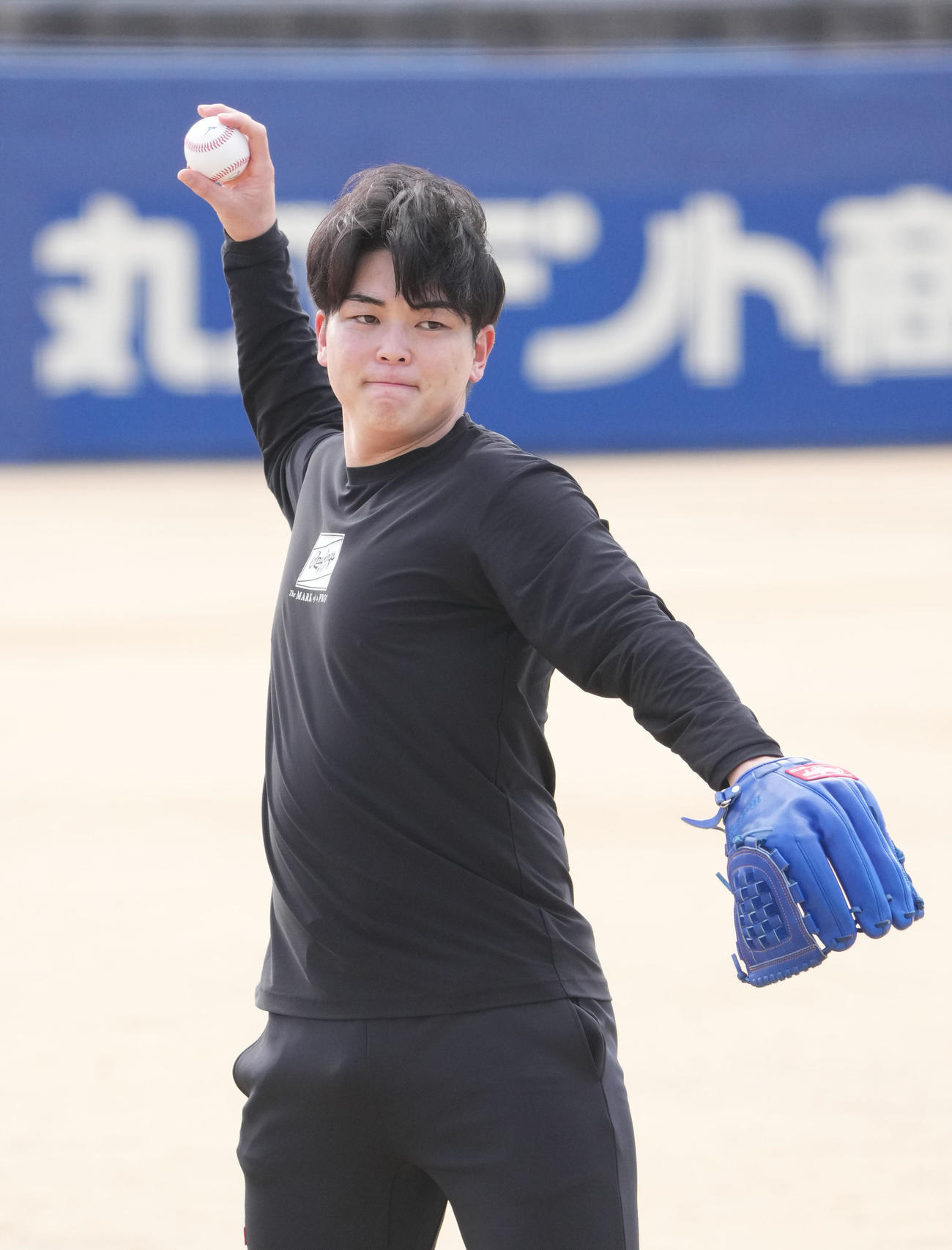 キャッチボールをする中日中西（撮影・森本幸一）