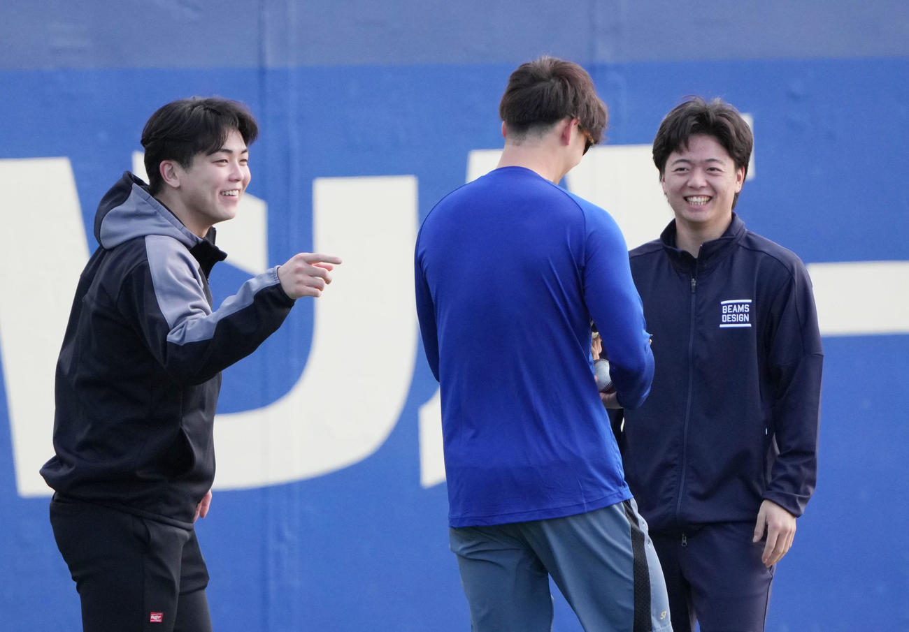 トレーニングの合間に談笑する左から中日中西、花田、桜井（撮影・森本幸一）