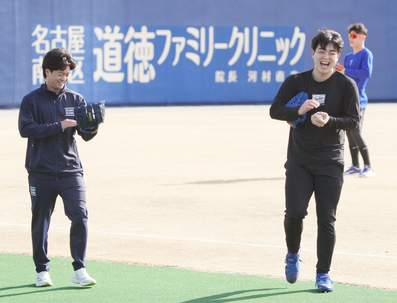 中日中西（右から2人目）はキャッチボール終え桜井と談笑する（撮影・森本幸一）