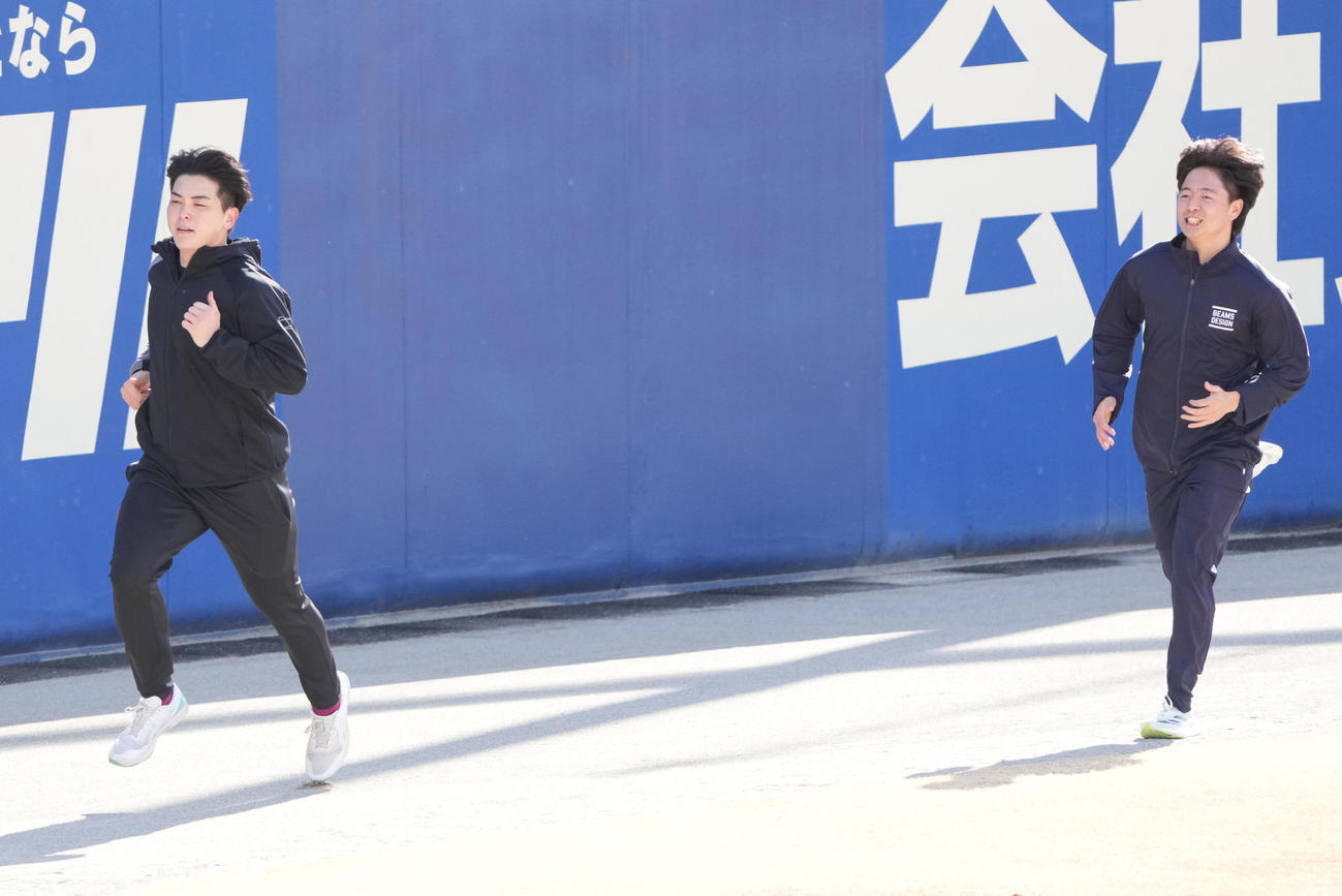 中日中西（左）は桜井とランニングをする（撮影・森本幸一）