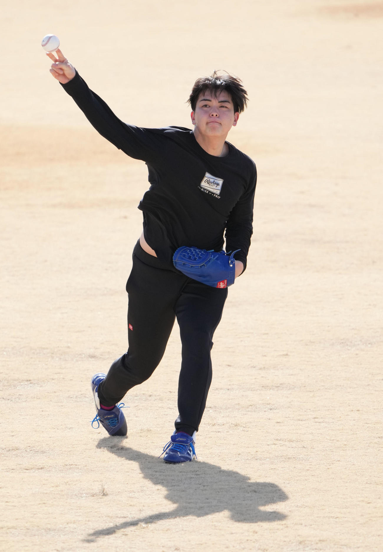 キャッチボールをする中日中西（撮影・森本幸一）