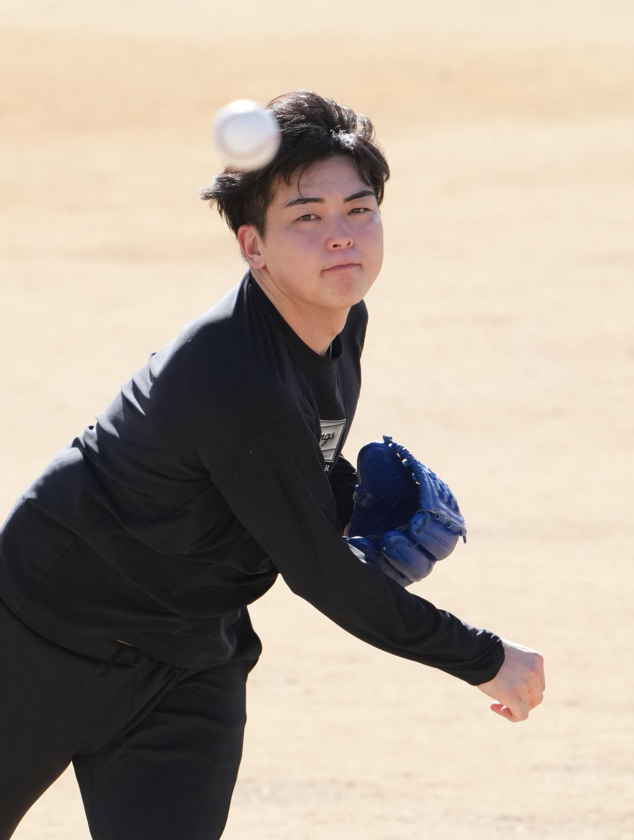 キャッチボールをする中日中西（撮影・森本幸一）