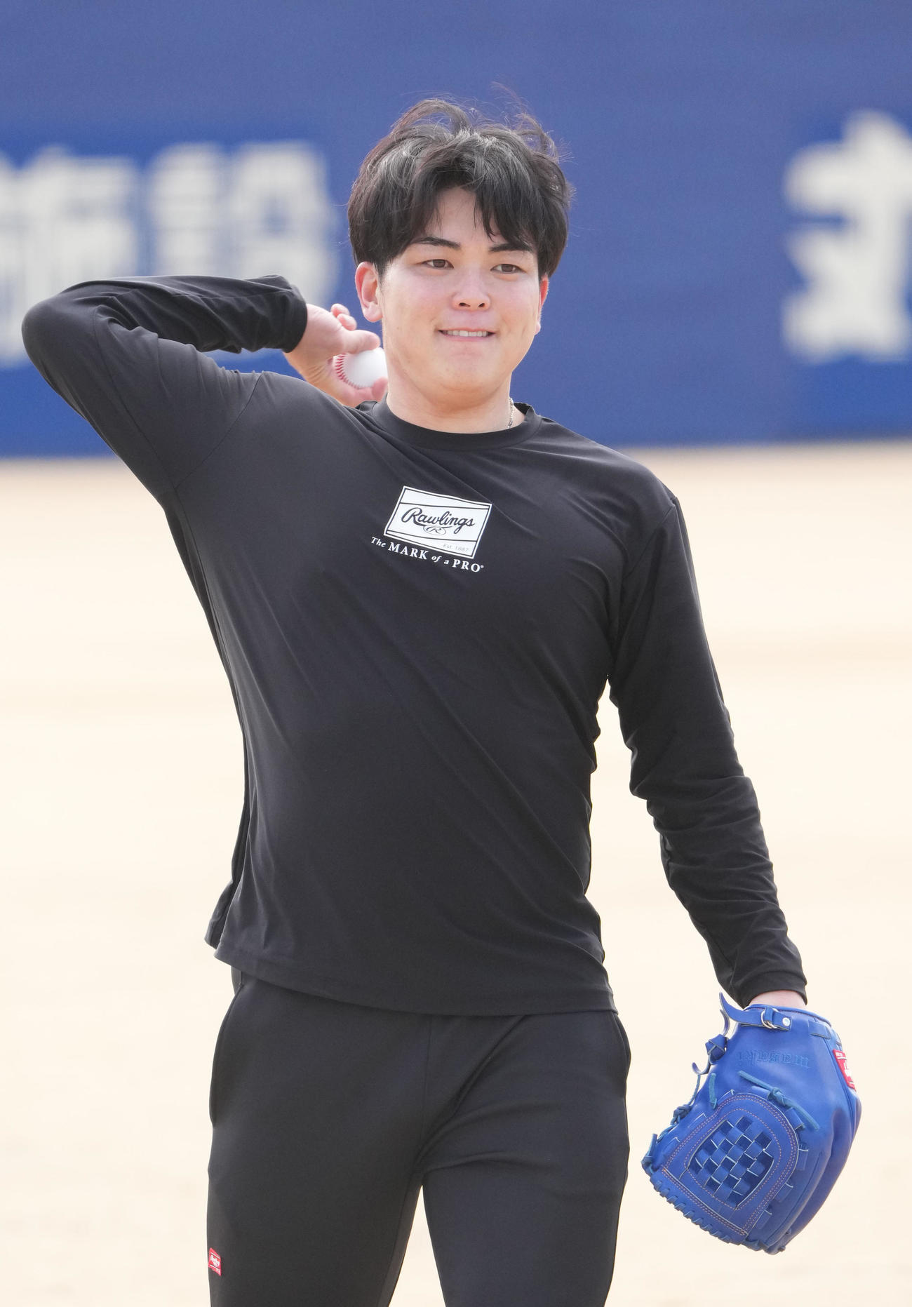 キャッチボールをする中日中西（撮影・森本幸一）