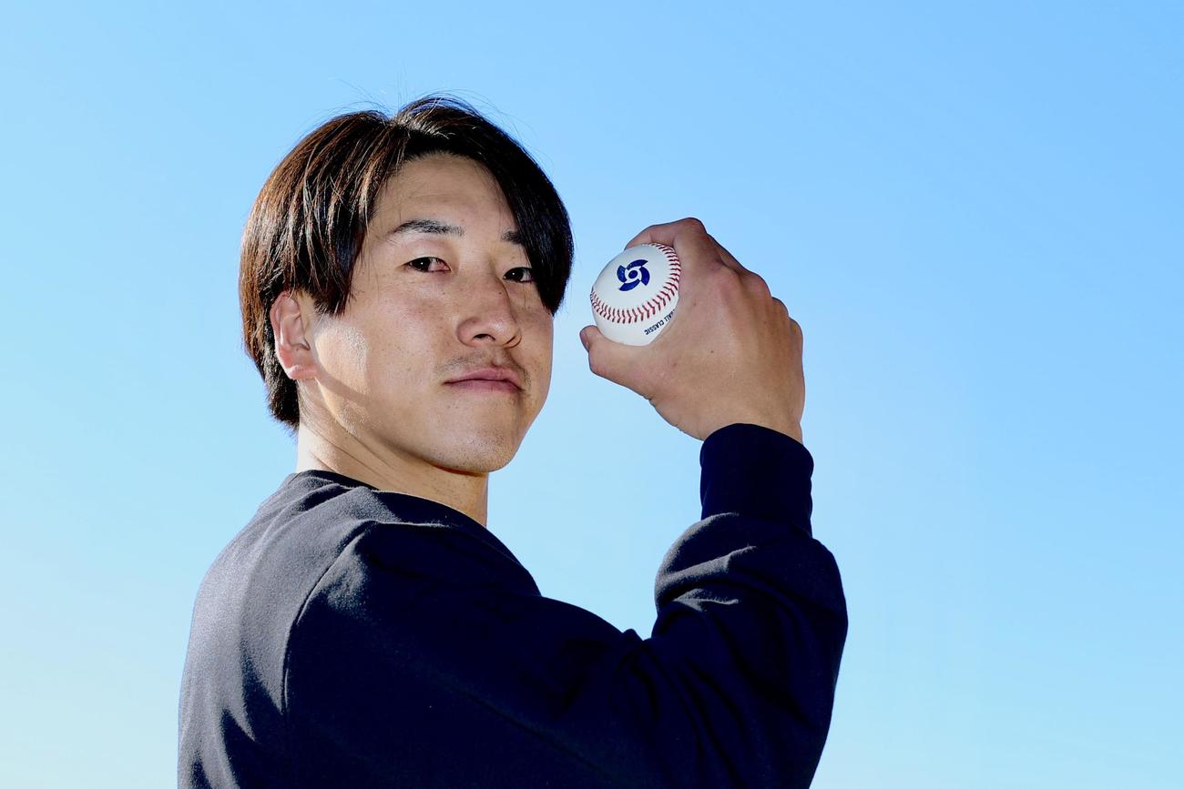 WBC球を手に意気込みを見せる巨人大勢（撮影・河田真司）