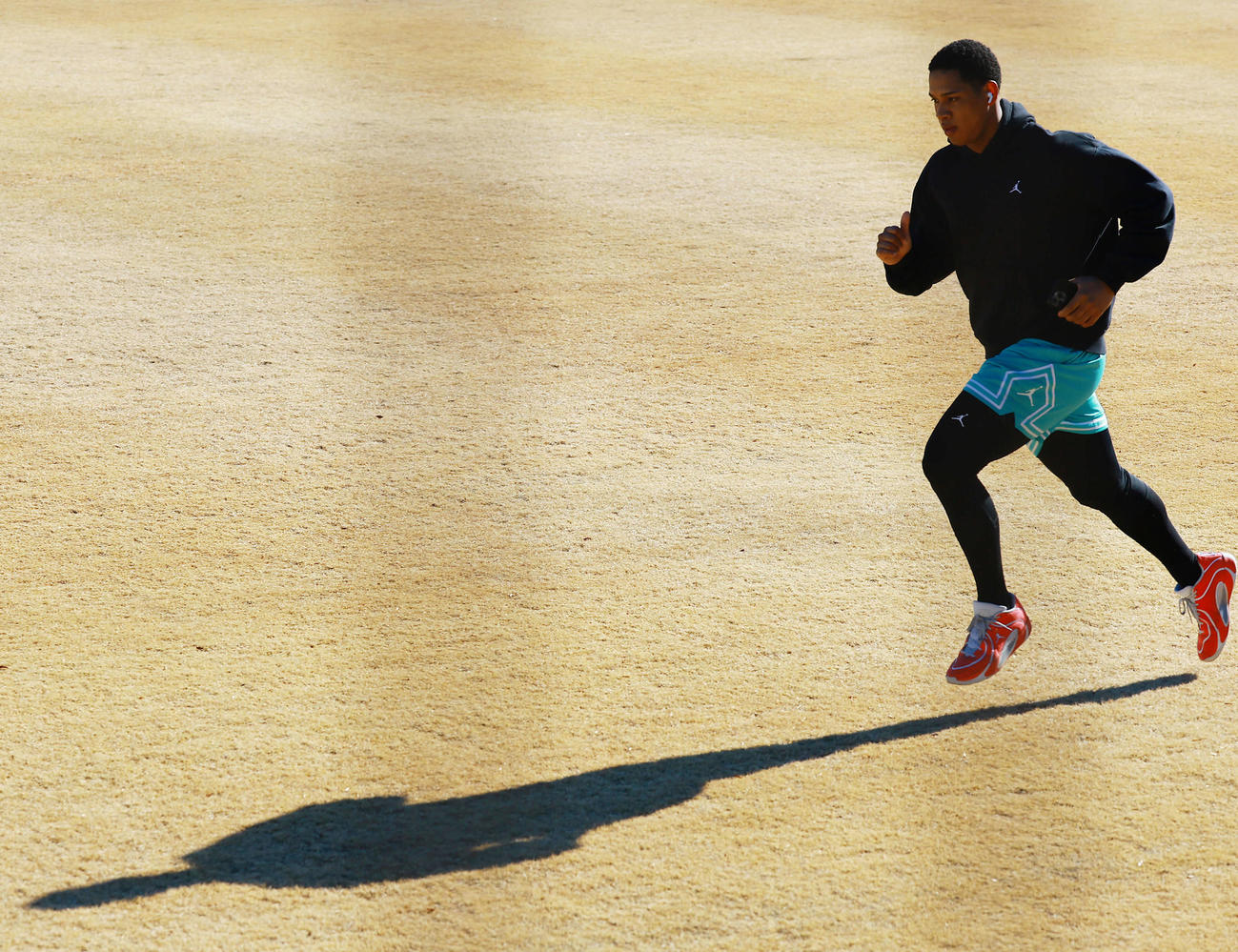 自主トレを公開しランニングする日本ハム万波（撮影・野上伸悟）