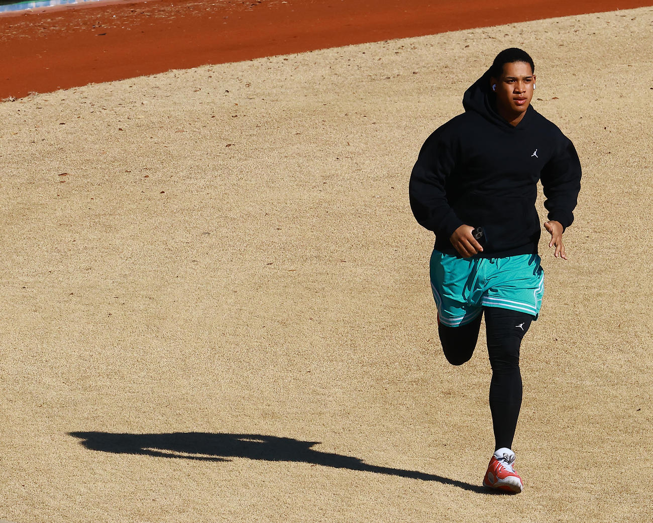 自主トレを公開しランニングする日本ハム万波（撮影・野上伸悟）