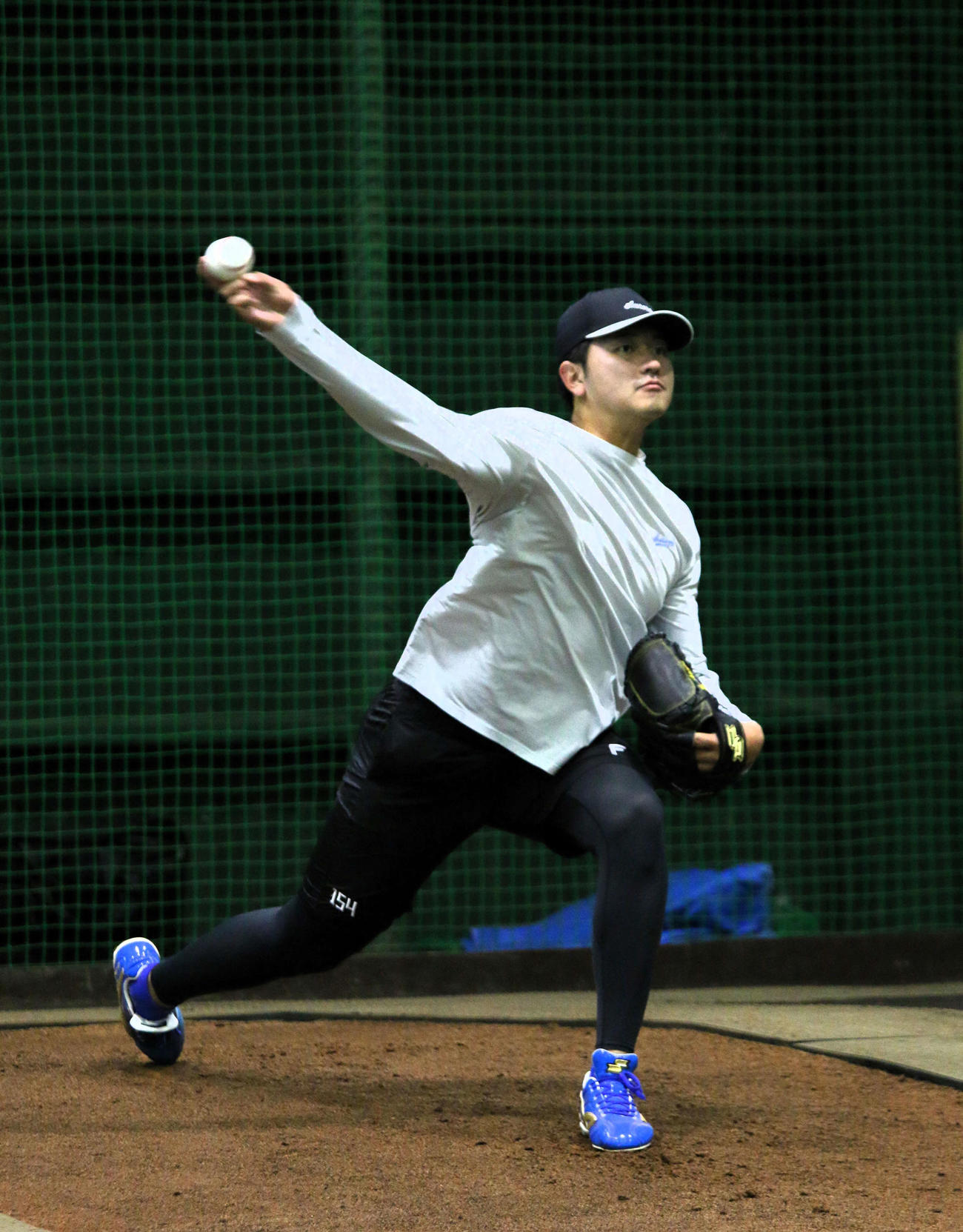 千葉・鎌ケ谷の2軍施設でブルペン入りした日本ハム安西（撮影・木下大輔）