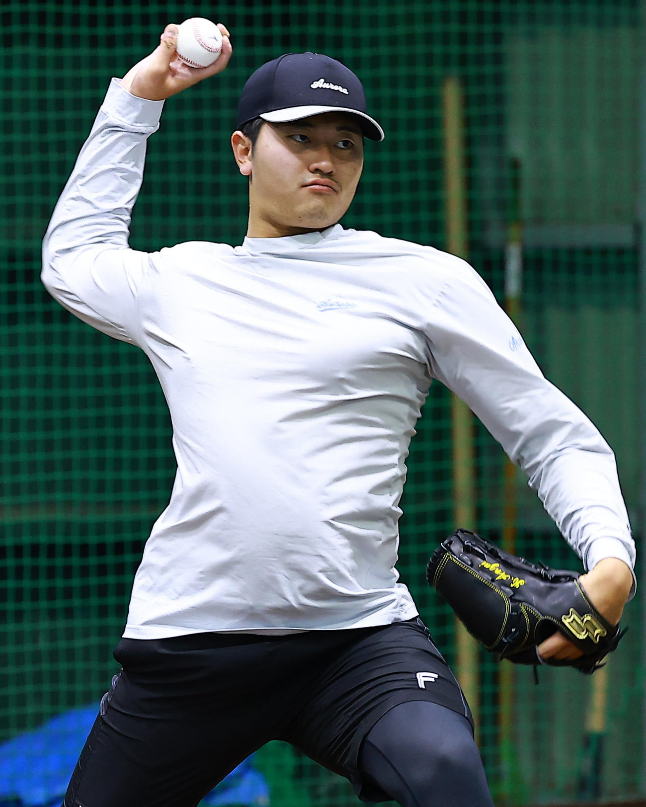 ブルペンで投球する日本ハム安西（撮影・野上伸悟）