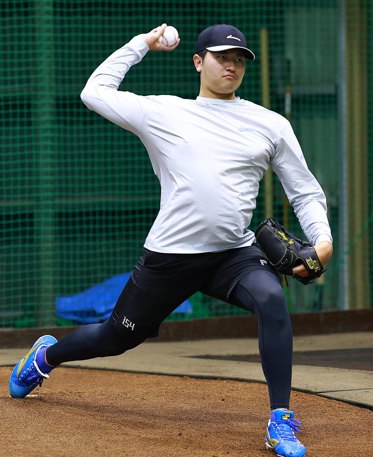 ブルペンで投球する日本ハム安西（撮影・野上伸悟）