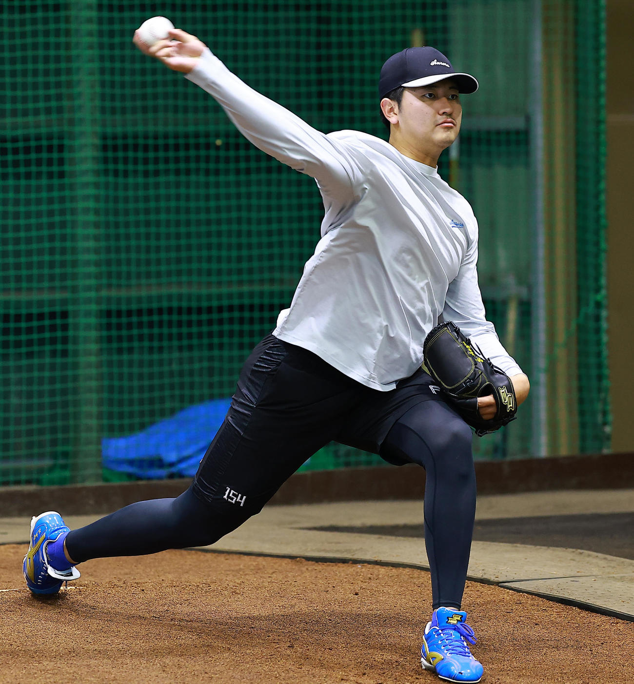 ブルペンで投球する日本ハム安西（撮影・野上伸悟）