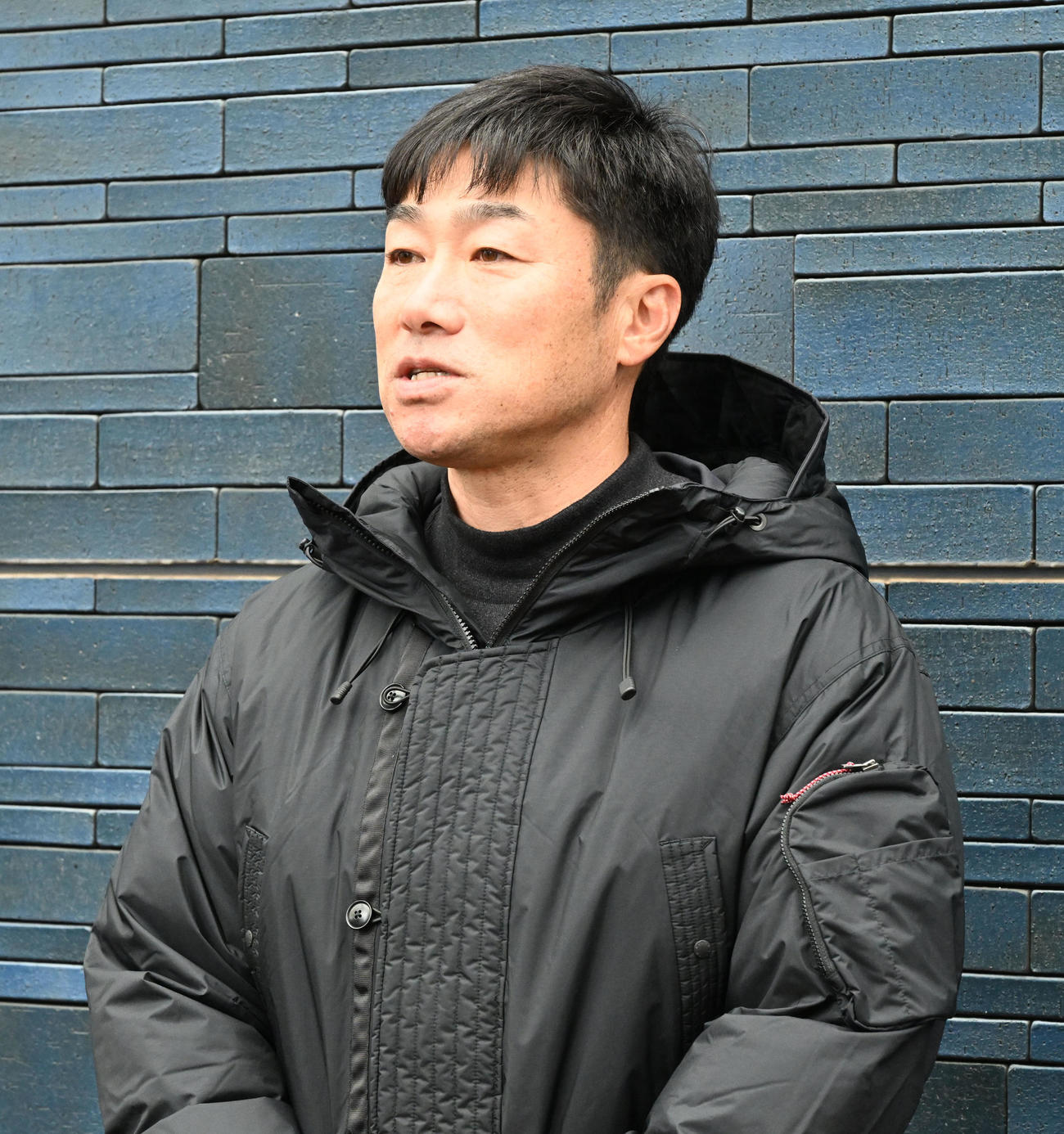 DeNAの新人合同自主トレで報道陣の取材に応える相川監督（撮影・千葉一成）