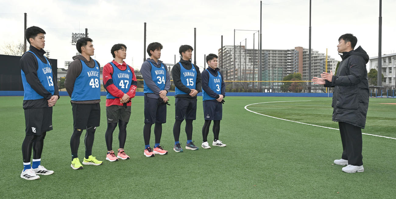 DeNAの新人合同自主トレで相川亮二監督の話を聞く、左から育成1位の清水、ドラフト5位の成瀬、ドラフト4位の片山、ドラフト3位の宮下、ドラフト2位の島田、ドラフト1位の小田（撮影・千葉一成）