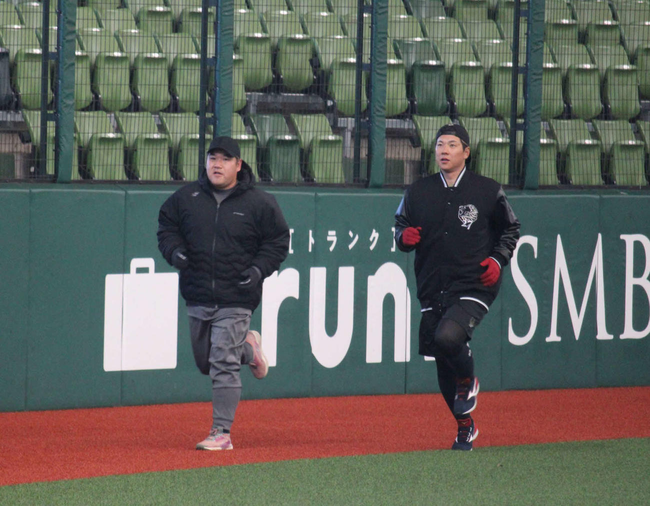 自主トレで走る西武中村剛（左）と炭谷（撮影・金子真仁）