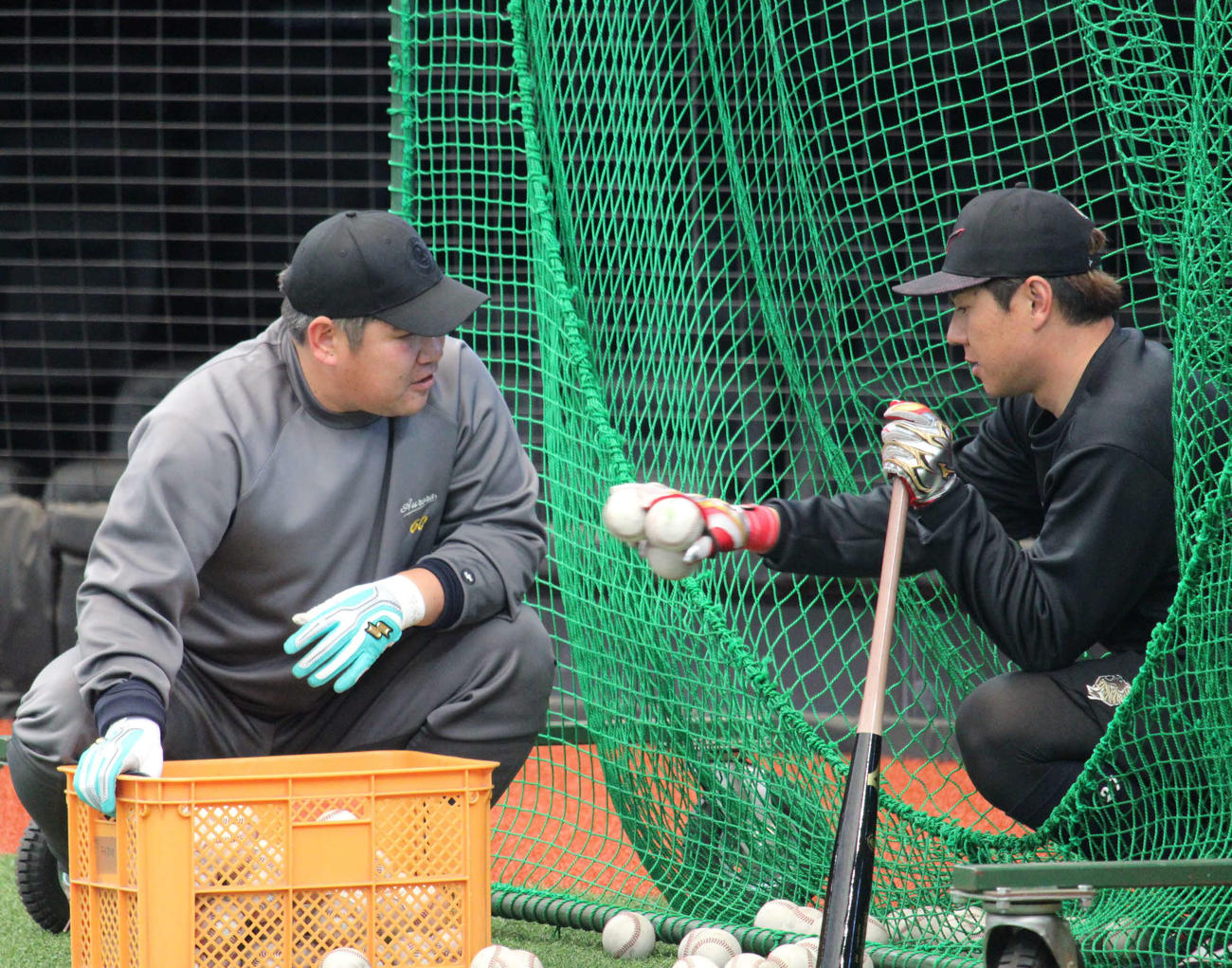 ティー打撃を終えボールを集める西武中村剛（左）と炭谷（撮影・金子真仁）