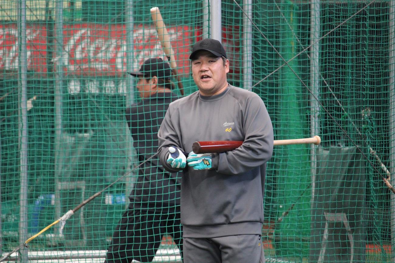 自主トレを行う西武中村剛（撮影・金子真仁）