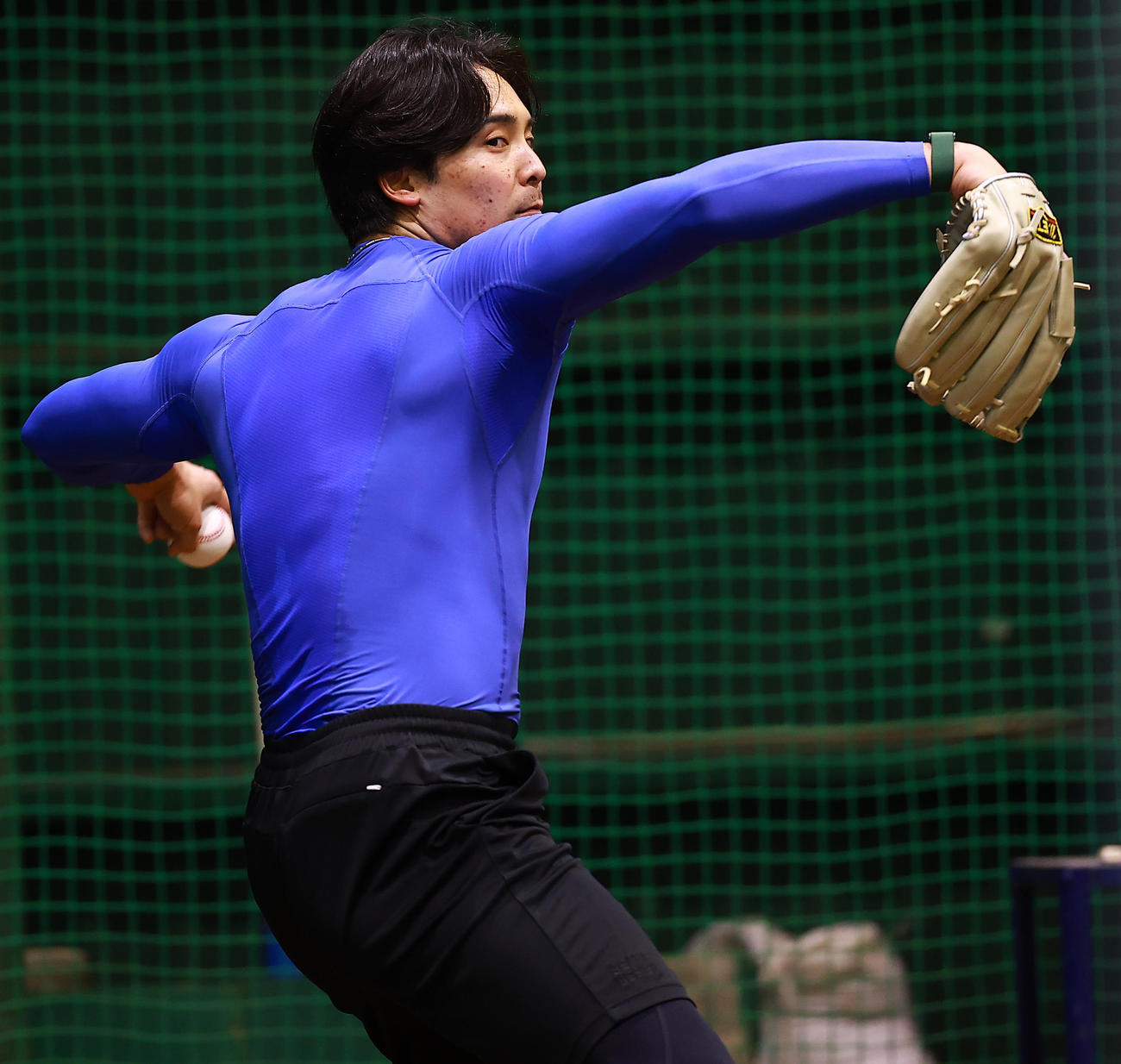 ブルペンで投球する日本ハム上原（撮影・野上伸悟）