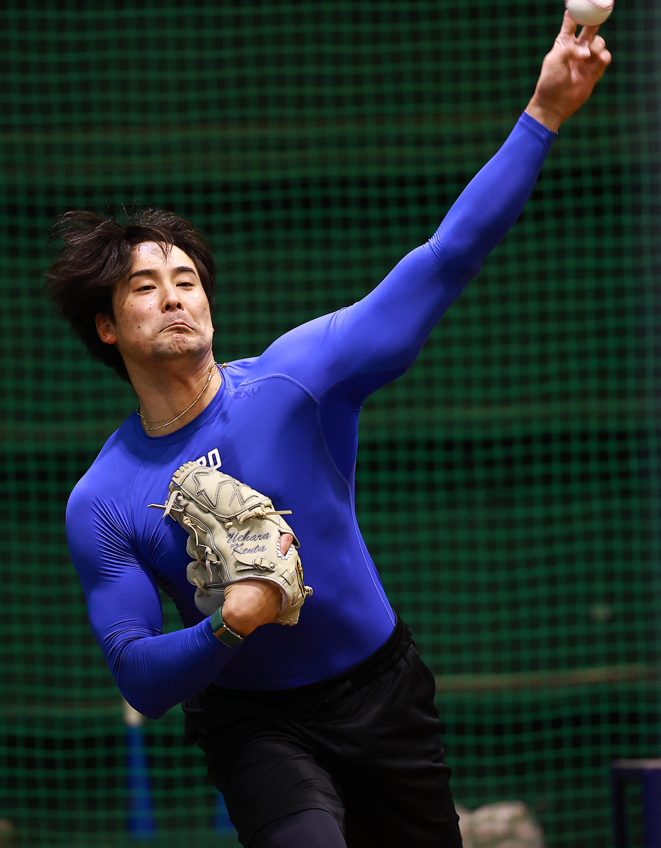 ブルペンで投球する日本ハム上原（撮影・野上伸悟）