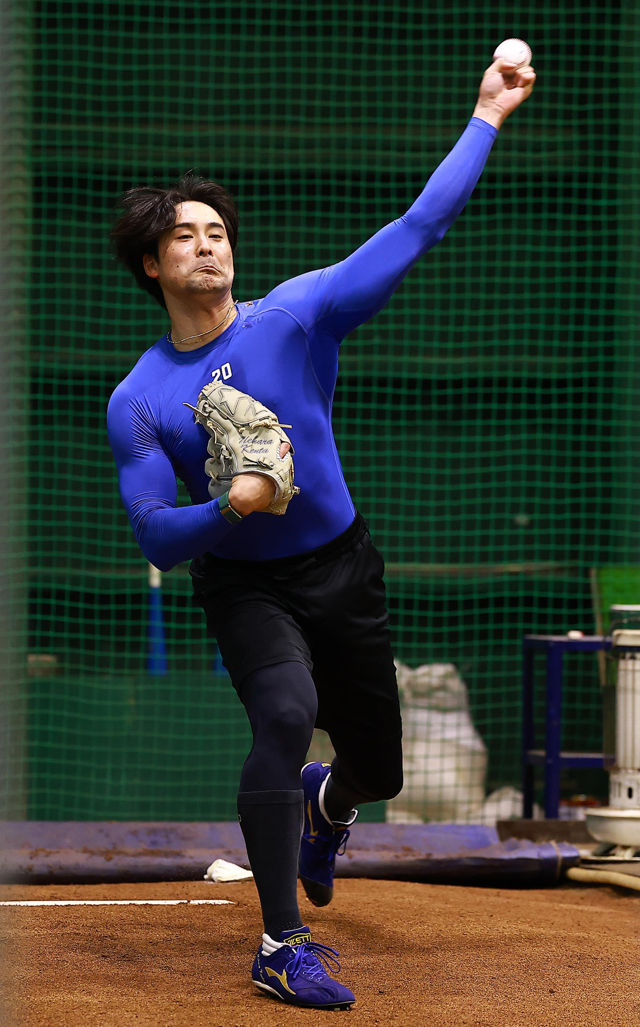 ブルペンで投球する日本ハム上原（撮影・野上伸悟）