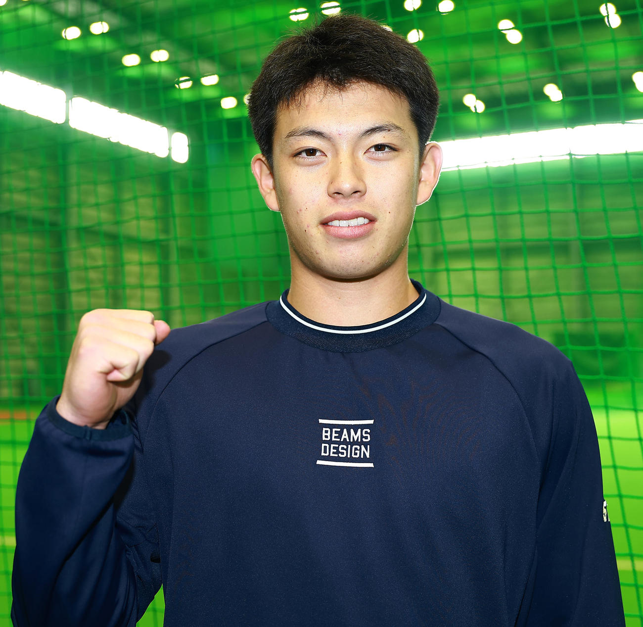 笑顔でガッツポーズの日本ハム藤森（撮影・野上伸悟）
