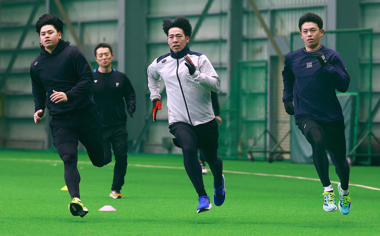新人合同自主トレで走る、左から日本ハム常谷、横山、藤森（撮影・野上伸悟）