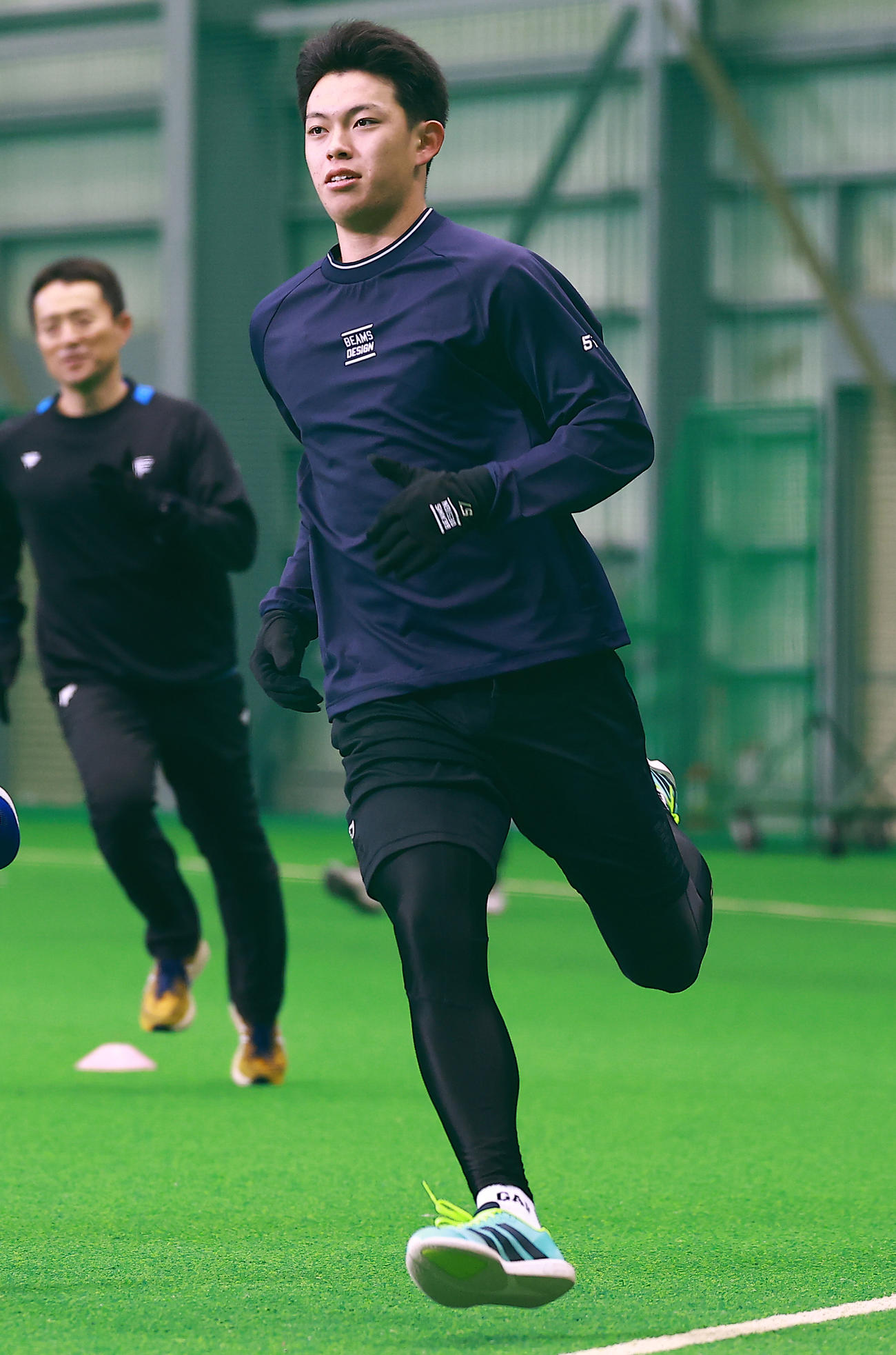 新人合同自主トレで走る日本ハム藤森（撮影・野上伸悟）