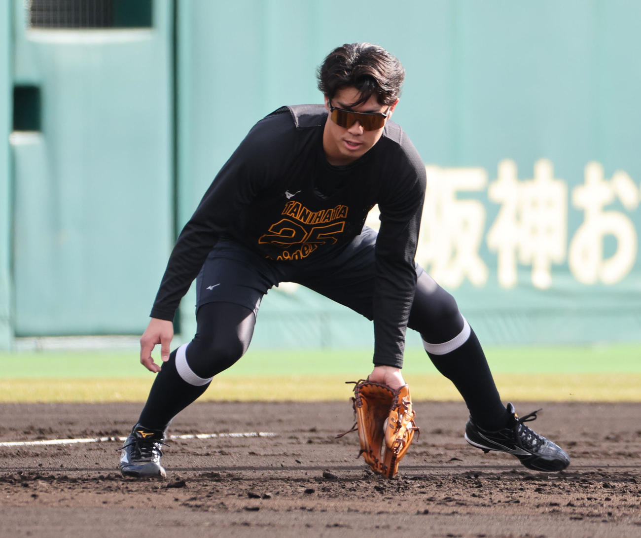 新人合同自主トレ2日目、ノックを受ける阪神谷端（撮影・西尾就之）