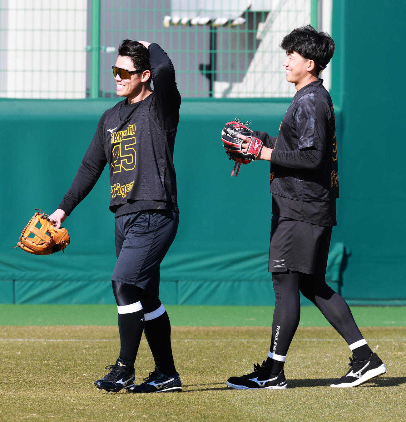 立石（右）と談笑する谷端（撮影・上田博志）