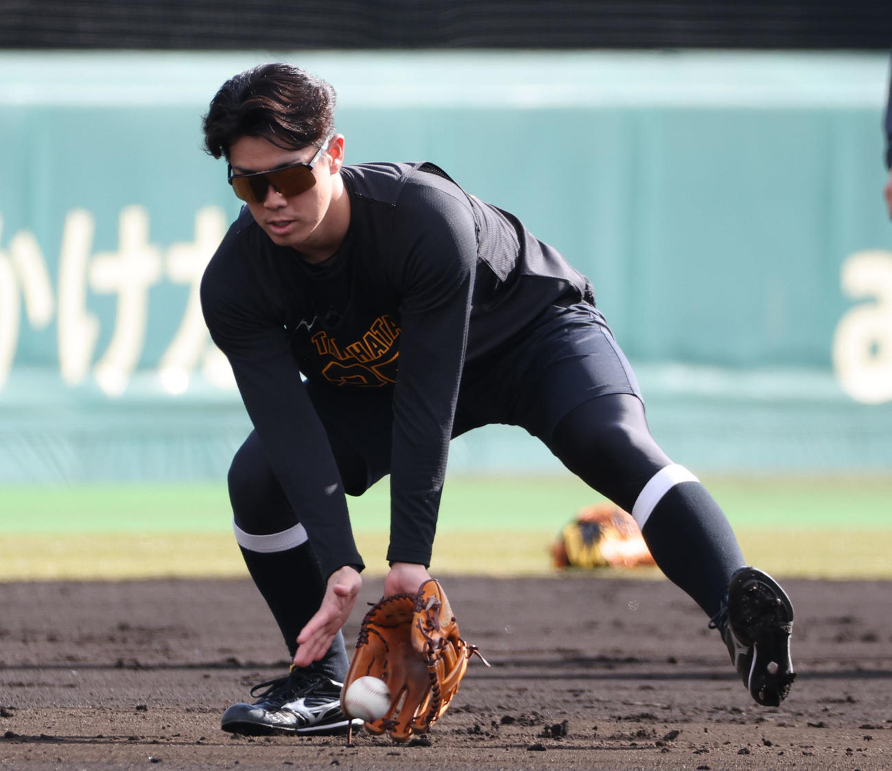 新人合同自主トレ2日目、ノックを受ける阪神谷端（撮影・西尾就之）