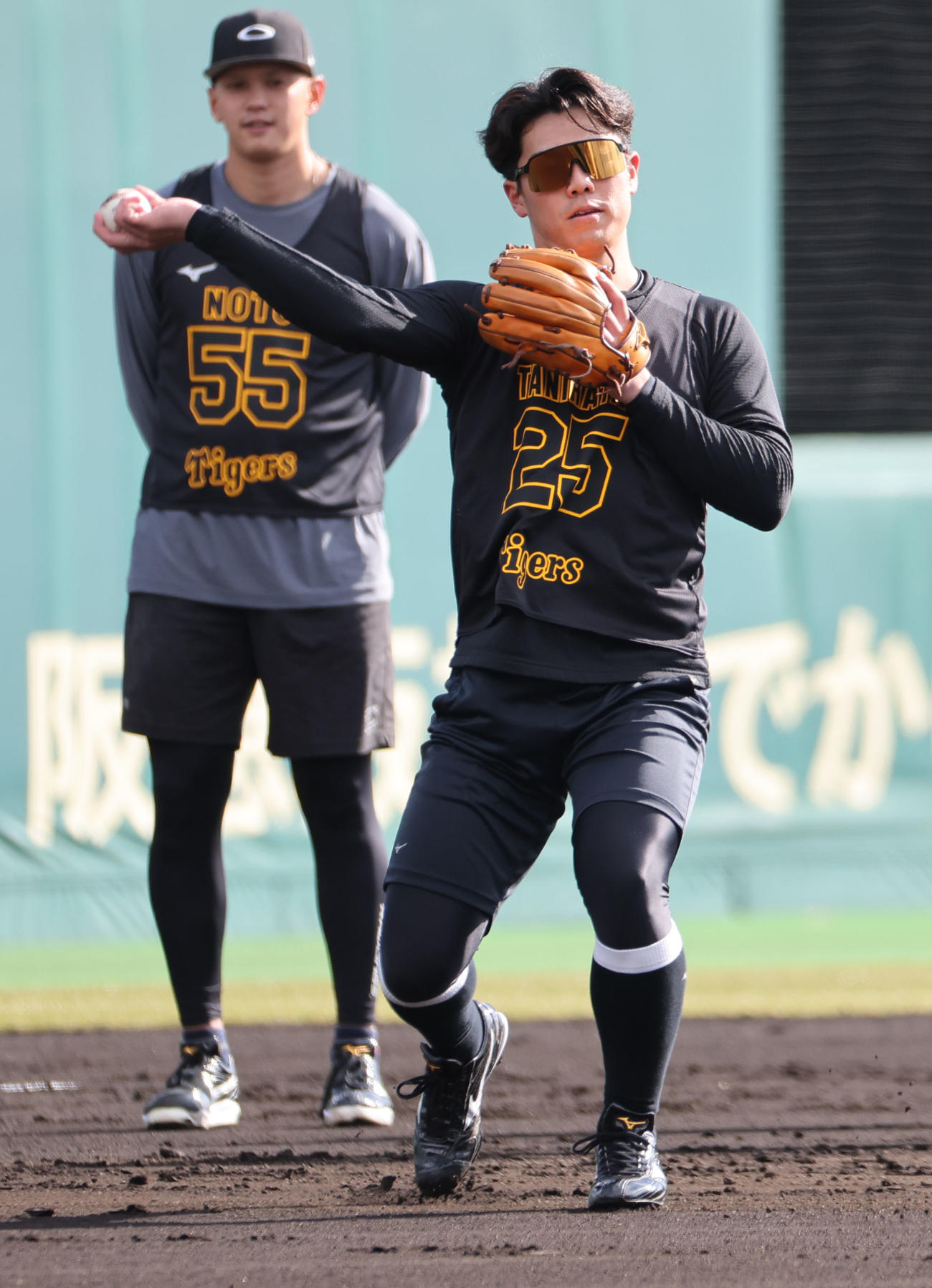 新人合同自主トレ2日目、ノックを受ける阪神谷端（撮影・西尾就之）