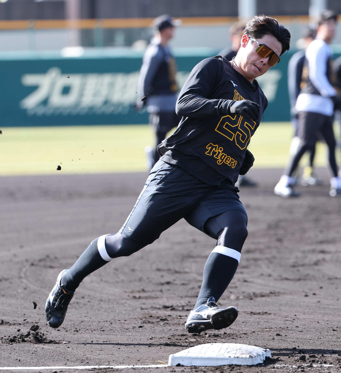 新人合同自主トレ2日目、ベースランニングを行う阪神谷端（撮影・西尾就之）