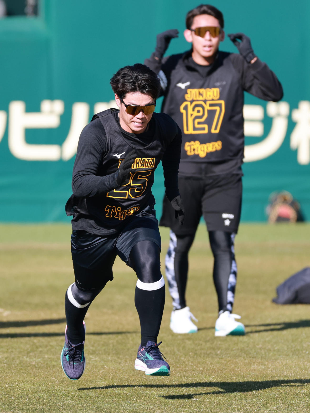 外野をダッシュする谷端（撮影・上田博志）