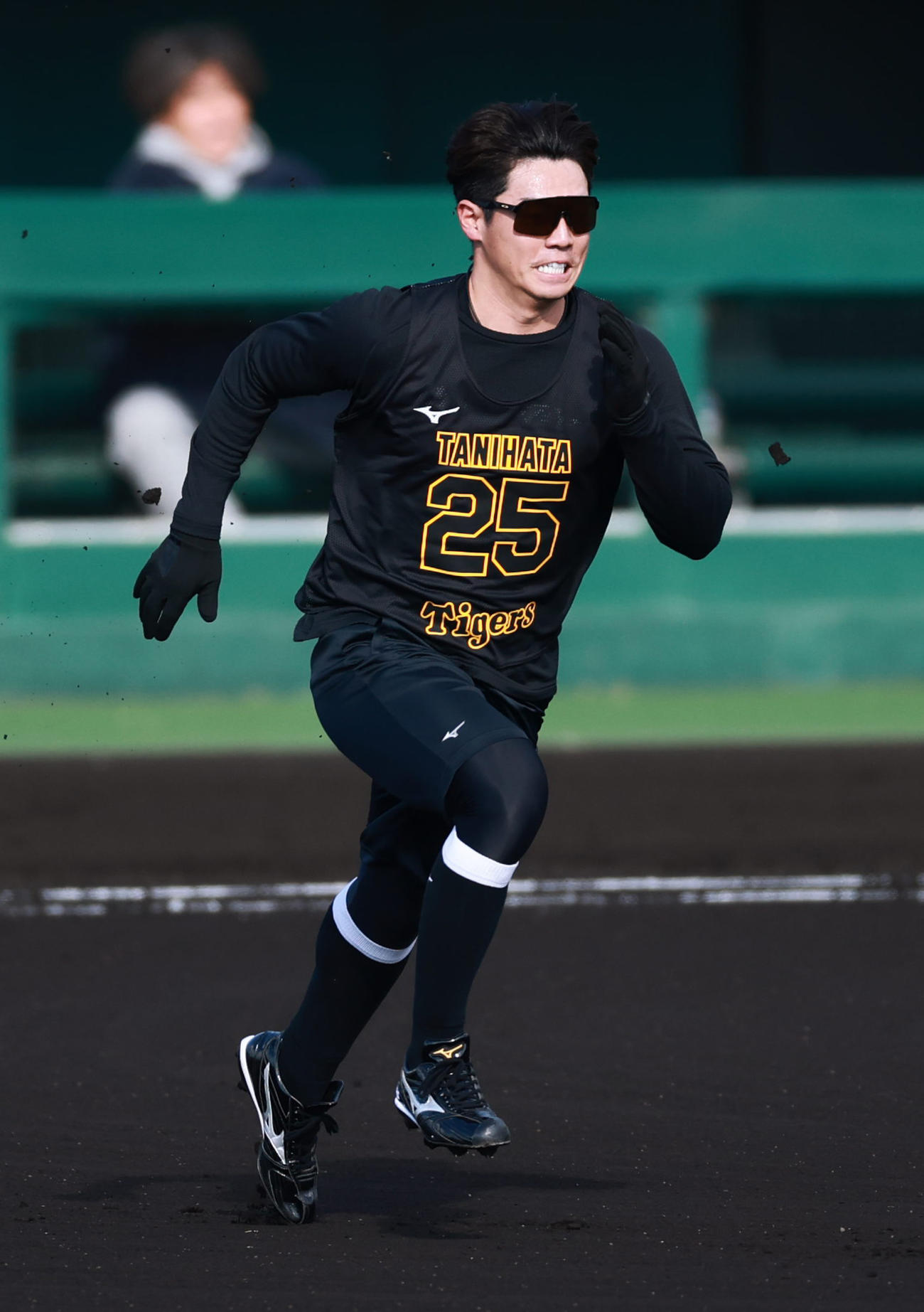 ベースランニングをする谷端（撮影・上田博志）