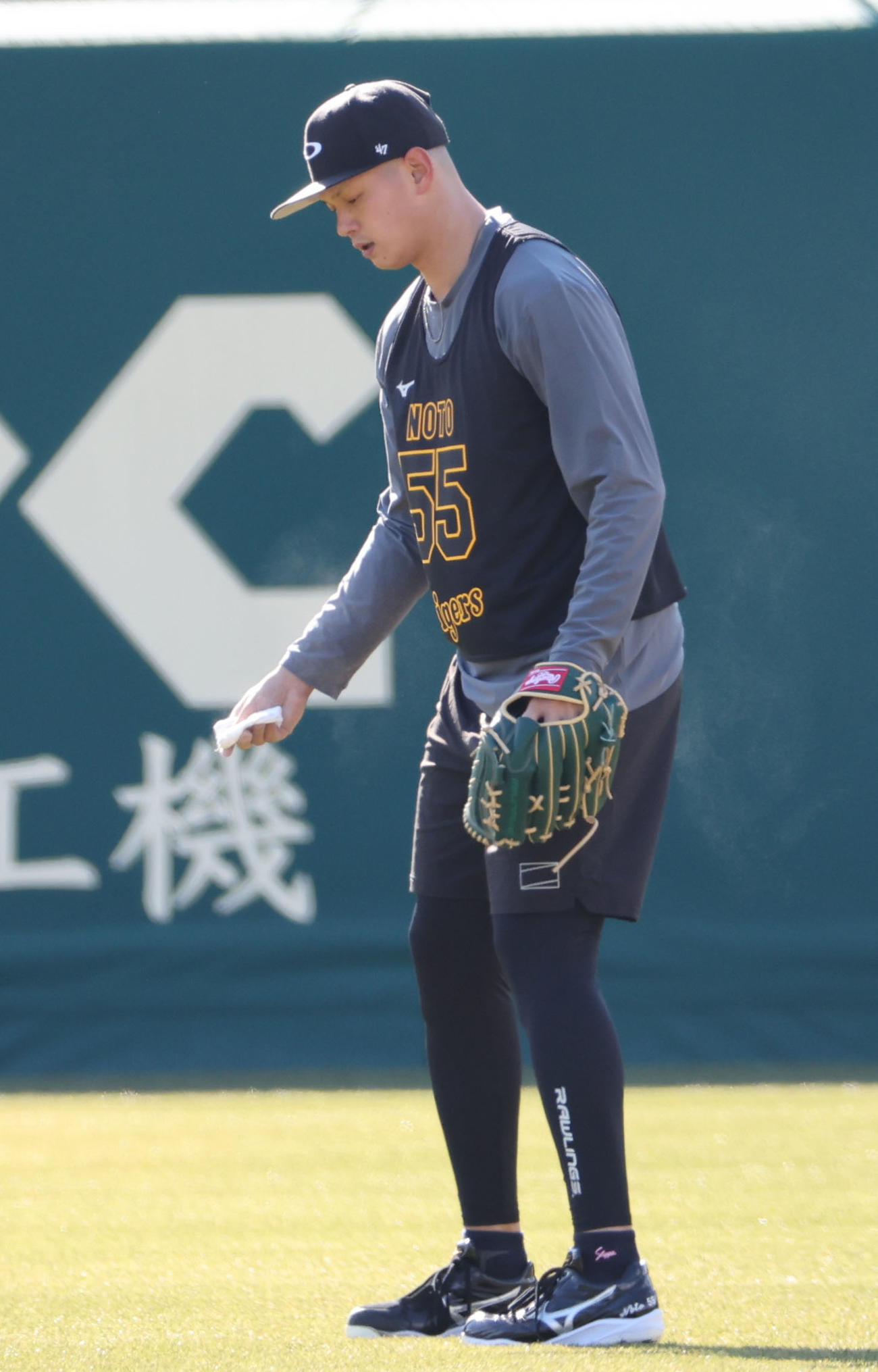新人合同自主トレ2日目、阪神能登はキャッチボール中にロジンバッグを手にする（撮影・西尾就之）