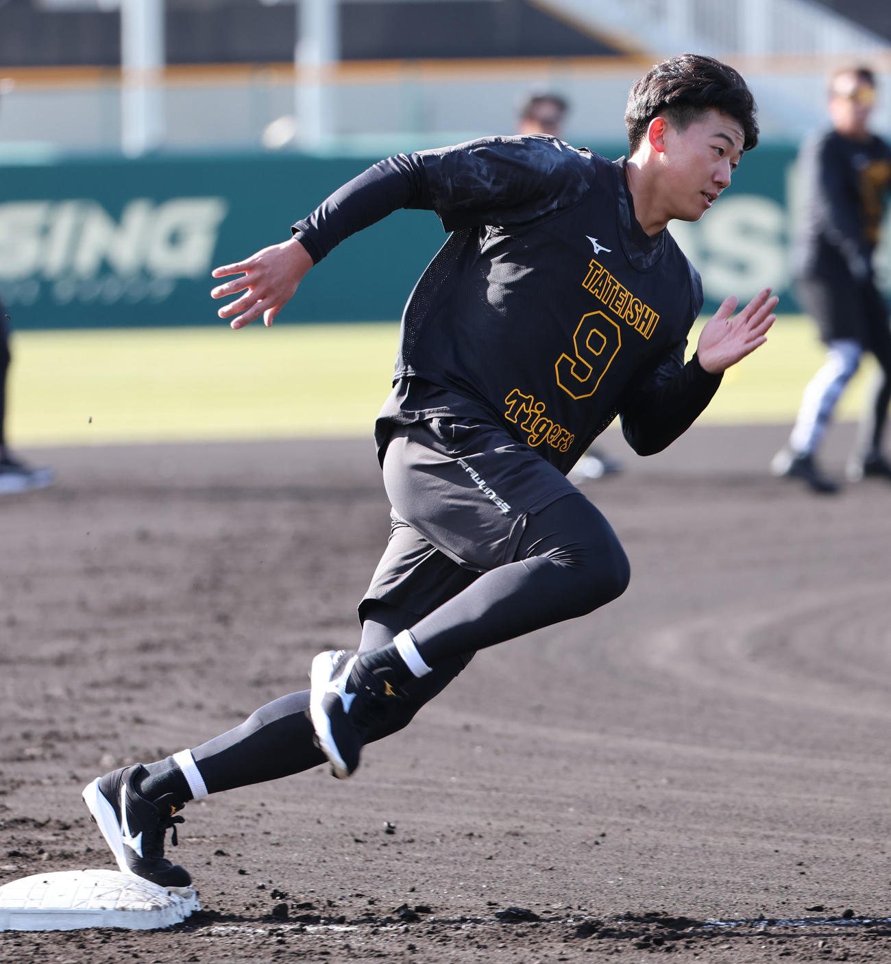 新人合同自主トレ2日目、阪神立石はベースランニングを行う（撮影・西尾就之）