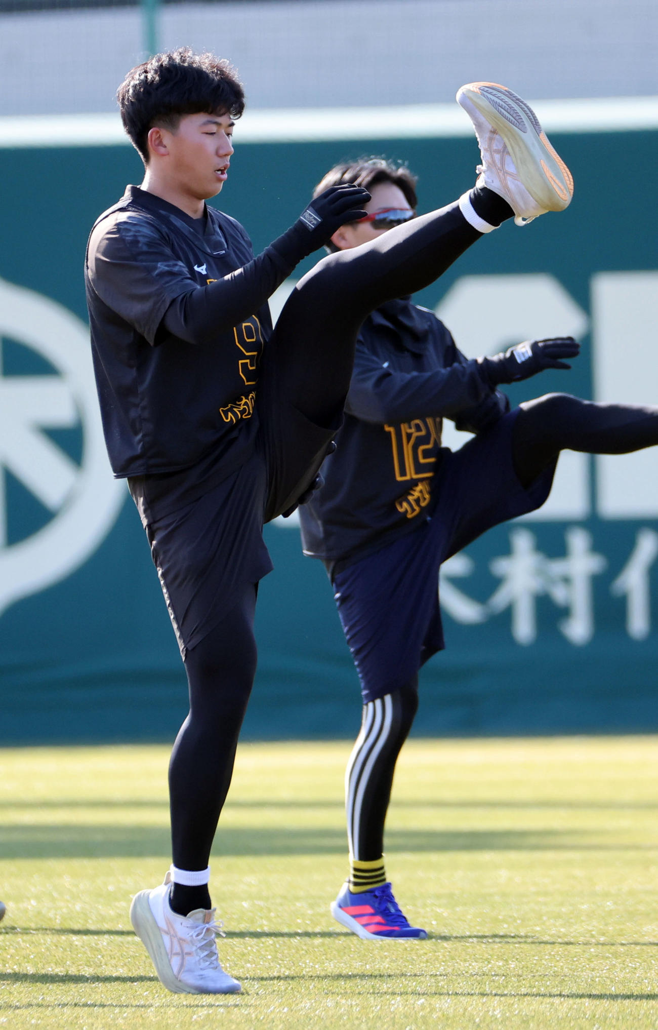 新人合同自主トレ2日目阪神立石はウォームアップを行う（撮影・西尾就之）
