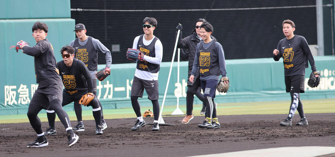 新人合同自主トレ2日目、ノックを受ける阪神立石（左）ら新人たち（撮影・西尾就之）