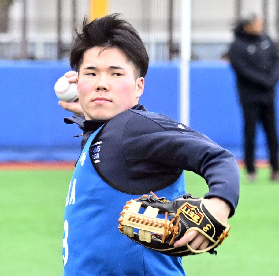 DeNAの新人合同自主トレでキャッチボールするドラフト1位の小田（撮影・千葉一成）