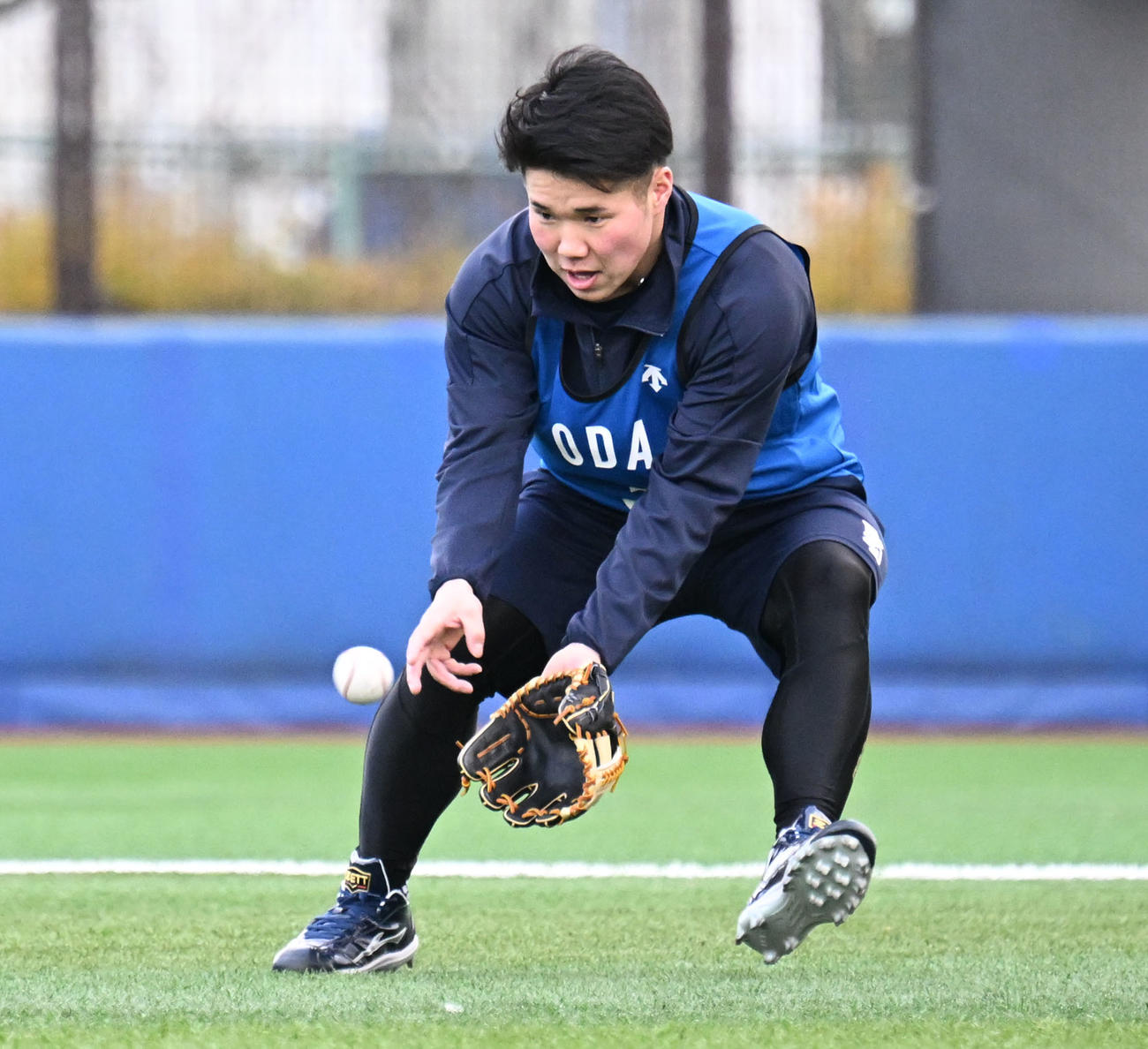 DeNAの新人合同自主トレでノックを受けるドラフト1位の小田（撮影・千葉一成）