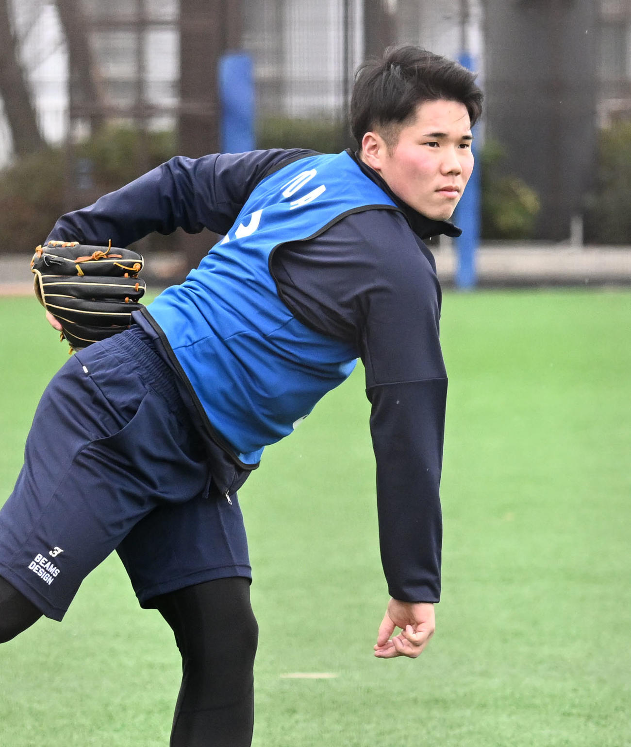 DeNAの新人合同自主トレでキャッチボールするドラフト1位の小田（撮影・千葉一成）
