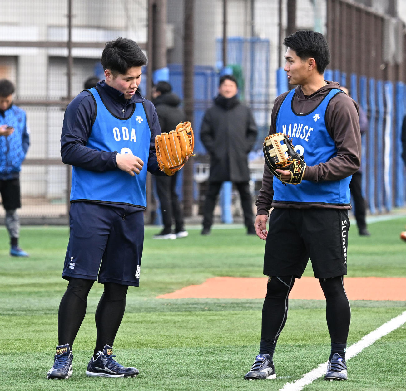 DeNAの新人合同自主トレでドラフト5位の成瀬（右）と交換したグラブの感触を確かめるドラフト1位の小田（撮影・千葉一成）