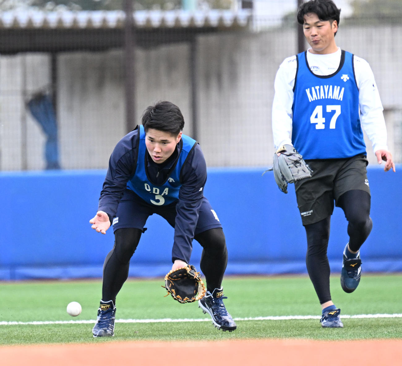 DeNAの新人合同自主トレでノックを受けるドラフト1位の小田。右はドラフト4位の片山（撮影・千葉一成）