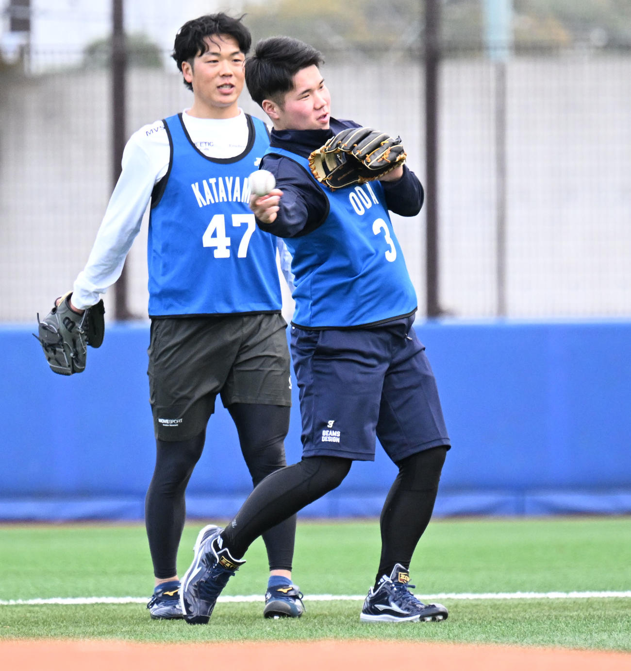 DeNAの新人合同自主トレで捕球したノックのボールを送球するドラフト1位の小田。左はドラフト4位の片山（撮影・千葉一成）